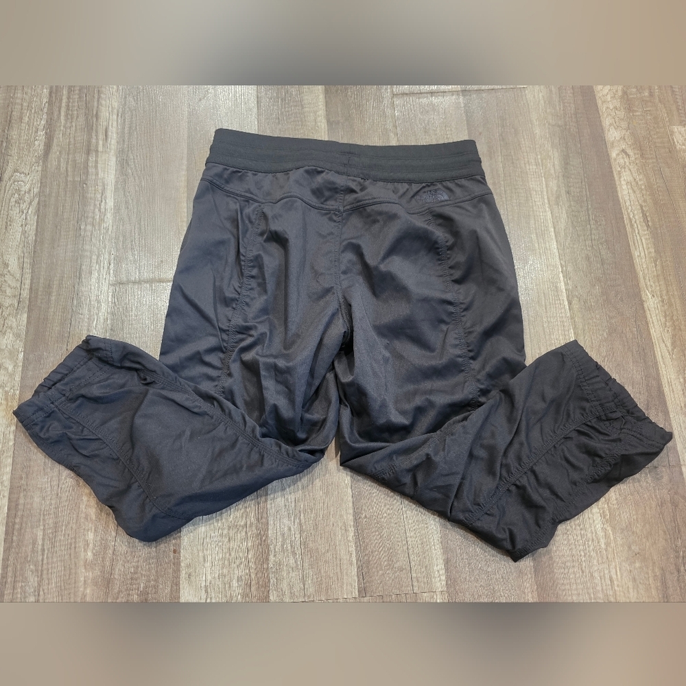 THE NORTH FACE black Cropped Pants Hike Joggers Alo Yoga - Picture 3 of 10